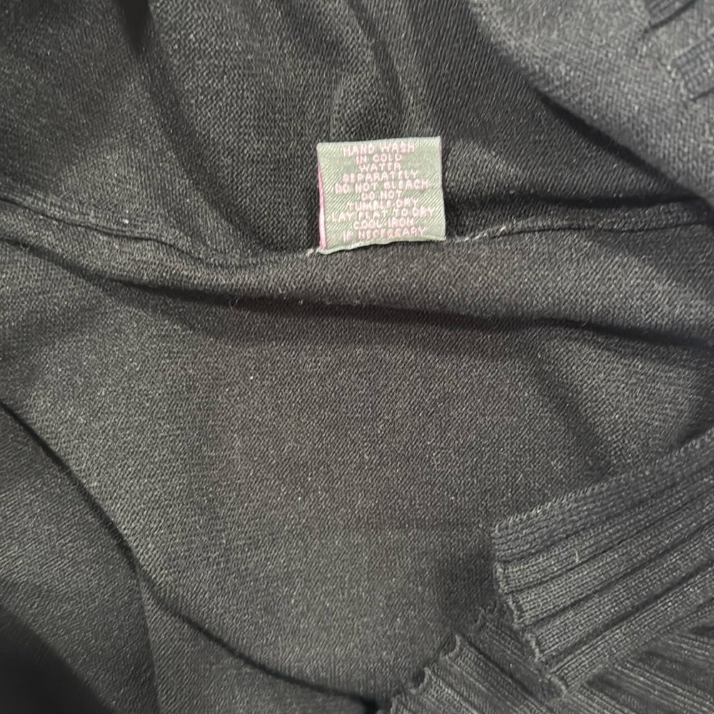 Black V-Neck Sweater with Relaxed Fit and Ribbed Sleeves - Picture 9 of 9